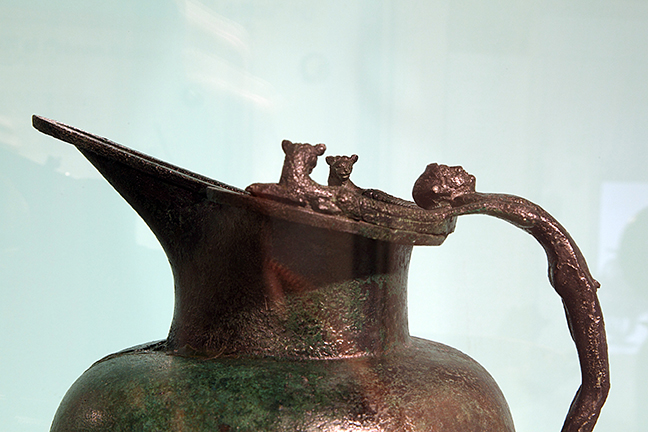 T. 1, V sec. a.C.  oinochoe (particolare) con manico antropomorfo in bronzo